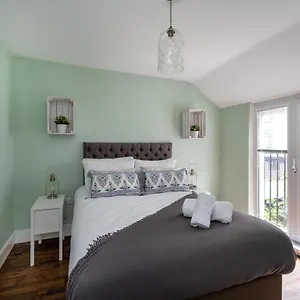 Sea View Sleeps 7 Holiday home